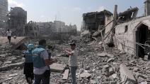 صحافيون فلسطينيون بعد غارة إسرائيلية على غزة، 15 أكتوبر 2023 (مؤمن فايز/ Getty)