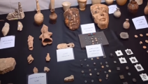 آلاف القطع الأثرية والفنية ضبطت في الشقة (يوتيوب)