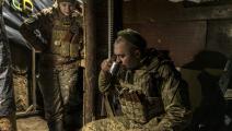 جنديان أوكرانيان على الجبهة في دونباس (برندان هوفمان/Getty)