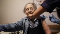 امرأة سويدية مسنة ولقاح كورونا في السويد (فردريك لرنريد/ Getty)