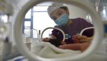 ممرضة تهتم بطفل حديث الولادة (دونخو فانغ/ Getty)