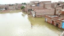باكستانيون وسط فيضانات باكستان 3 (جان علي لاغاري/ الأناضول)