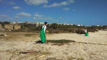 خلال تنظيف أحد شواطئ تونس (جمعية البيئة والمحيط)