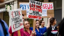 احتجاجات طالبات الطب في لندن ضد سياسة الحكومة البريطانية (getty)