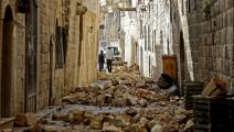آثار الزلزال في أزقة ما تبقى من حلب القديمة (Getty)