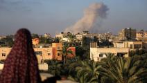 دخان يتصاعد بعد قصف إسرائيلي على قطاع غزة، (Getty)