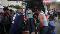 نقل فتاة فلسطينية مصابة إلى مستشفى الشهيد الأقصى لتلقي العلاج، 4 يوليو 2024 (الأناضول)