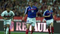 Getty-French midfielder Zinedine Zidane (C) runs with th