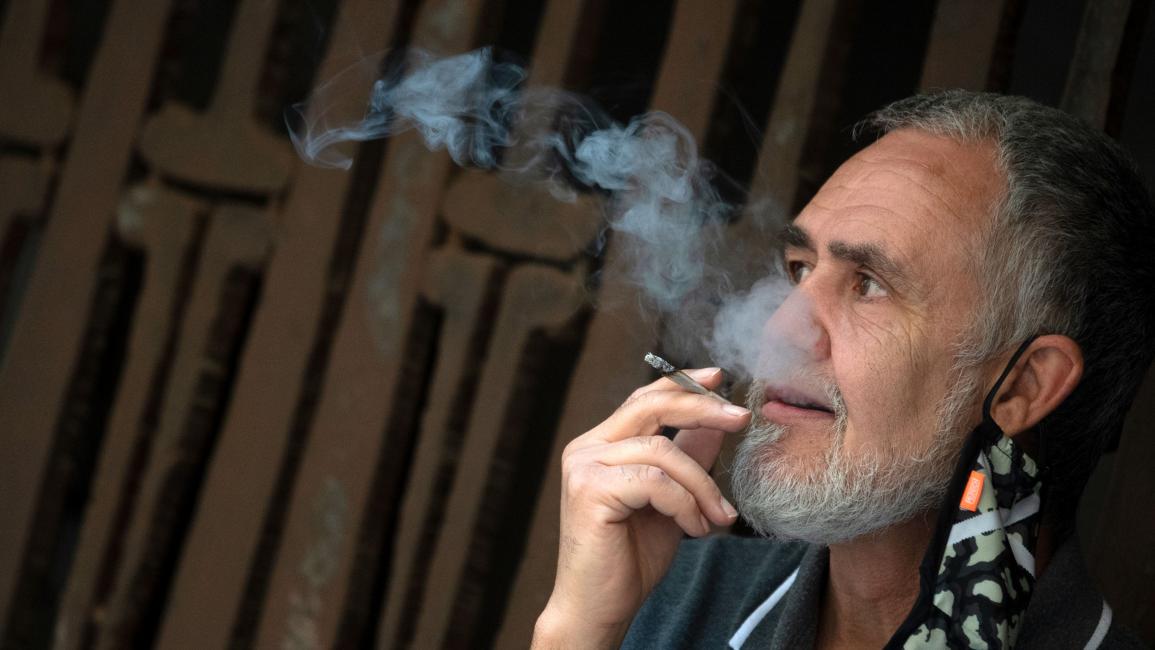 تدخين وسط كورونا في إسبانيا (خوسيه خوردان/ فرانس برس)