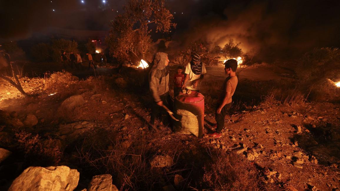 "الإرباك الليلي" أداة أهالي قرية بيتا الفلسطينية في مواجهة الاستيطان