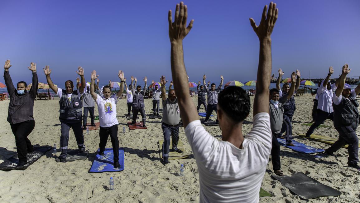 مقاومة الغزيين باليوغا على الشاطئ (أحمد زاكوت/ Getty)
