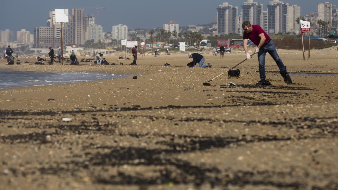 حملة تنظيف على شاطئ حيفا (Getty)