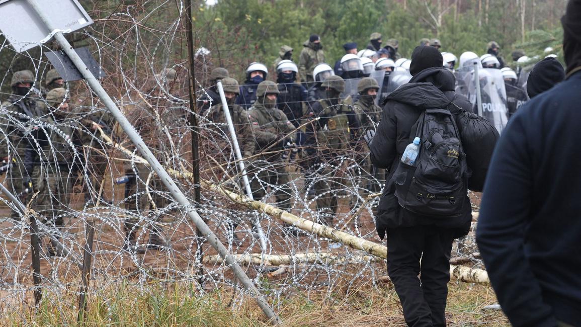سياج شائك وجنود لمنع عبور اللاجئين الحدود البولندية (Getty / Stringer)
