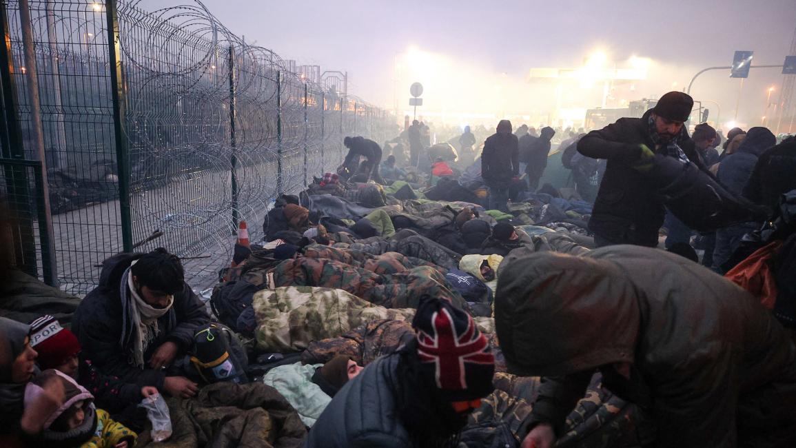 مهاجرون على الحدود البيلاروسية البولندية عند نقطة تفتيش