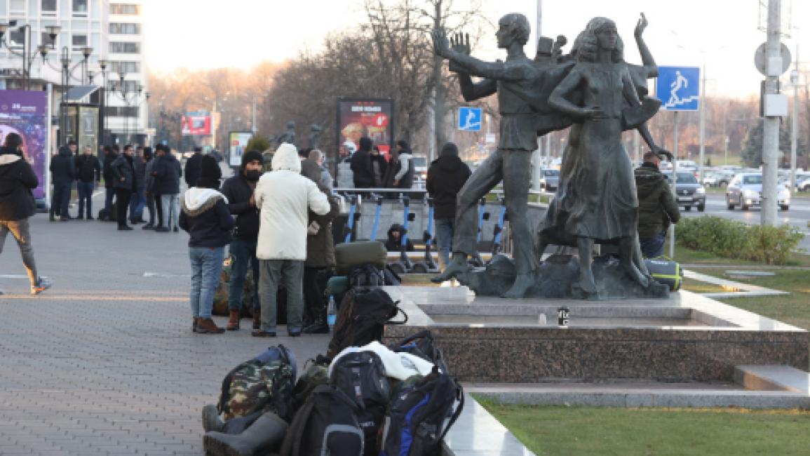 مهاجرون غير شرعيين مع أمتعتهم بعد وصولهم إلى مينسك في بيلاروسيا