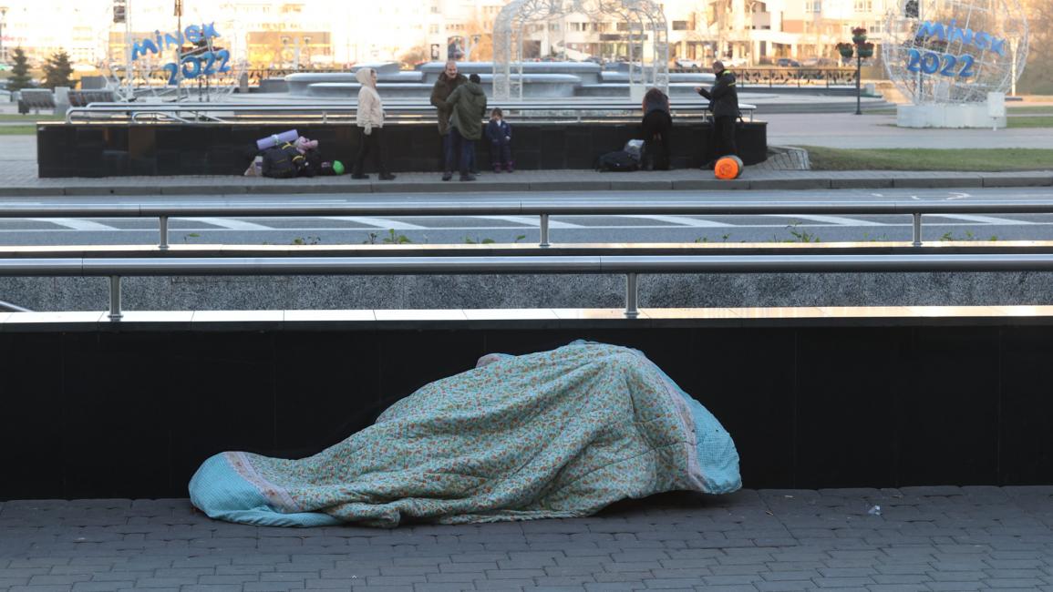مهاجر غير شرعي ينام على قارعة الطريق في مينسك عاصمة بيلاروسيا