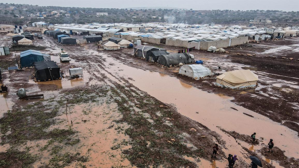 الأمطار الغزيرة تفاقم معاناة سكان المخيّمات في إدلب