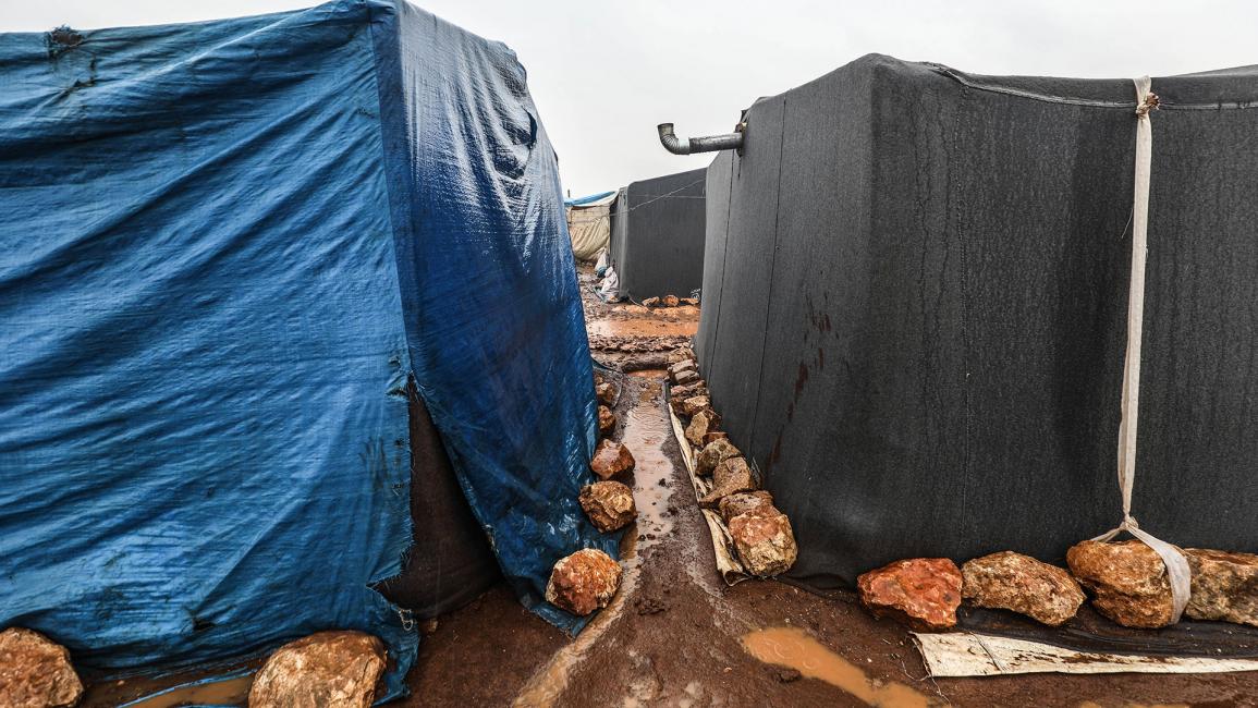 الأمطار الغزيرة تفاقم معاناة سكان المخيّمات في إدلب