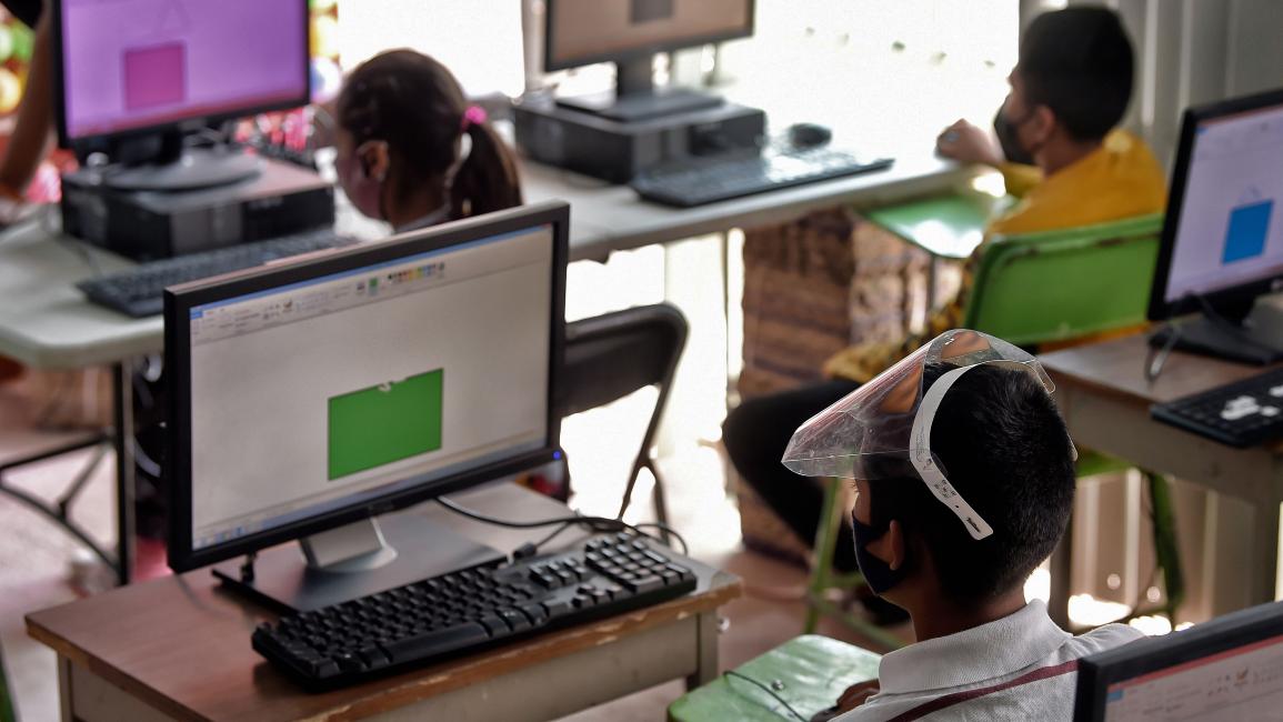 يلتحقون بصف لتعلم الكمبيوتر في المكسيك (ألفريدو استريلا/ فرانس برس)