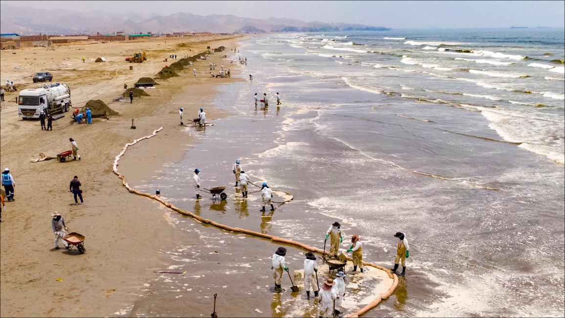كارثة بيئية على شواطئ البيرو بعد تسرب نفطي بسبب بركان تونغا