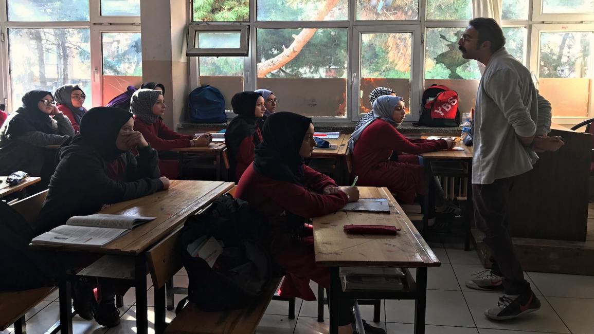 طلاب مع مدرسهم في مدرسة إمام خطيب الثانوية في سامسون في تركيا (24/12/2019/ الأناضول)