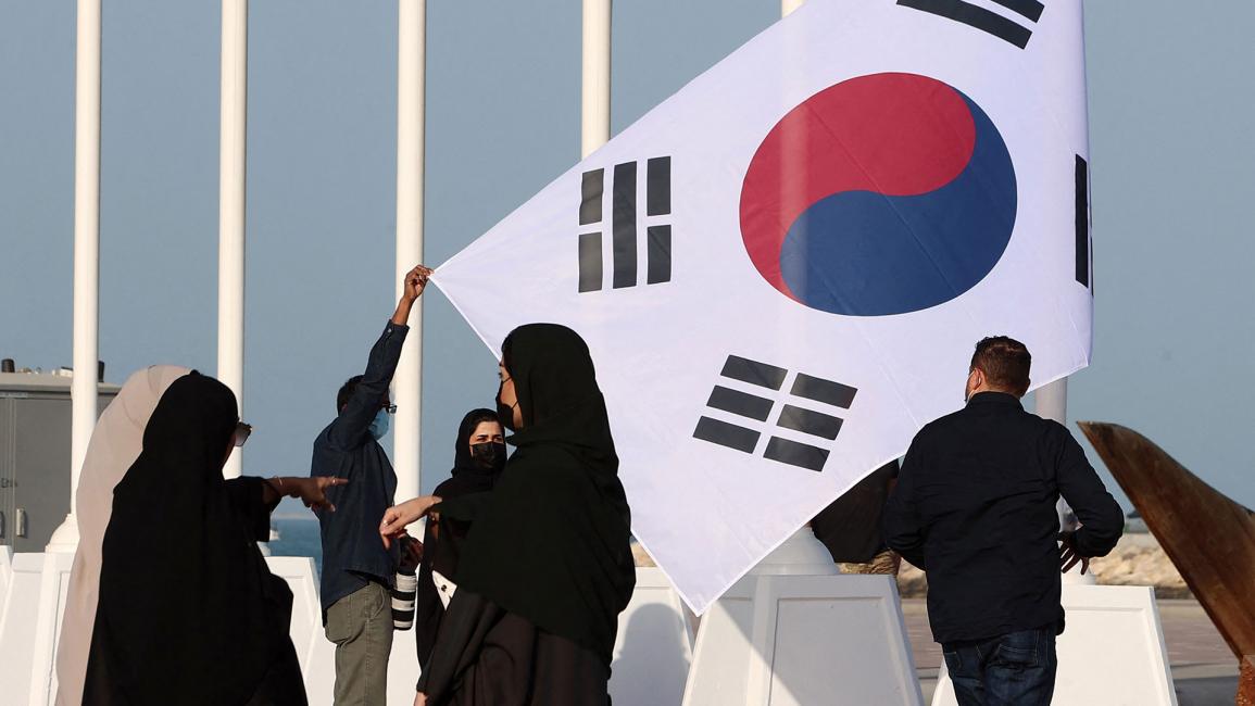 علم كوريا الجنوبية قبل رفعه بين الدول المؤهلة (كريم جعفر/فرانس برس)