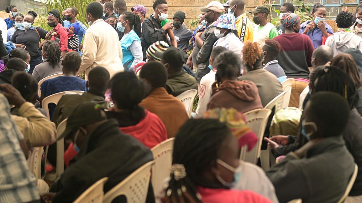 ينتظرون الحصول على اللقاحات في كينيا (سيمون ماينا/ فرانس برس)