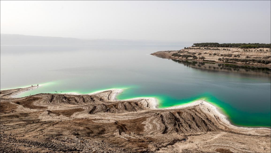 يتمتع البحر الميت بأهمية تاريخية منذ آلاف السنين (علي بليكسي/الأناضول)