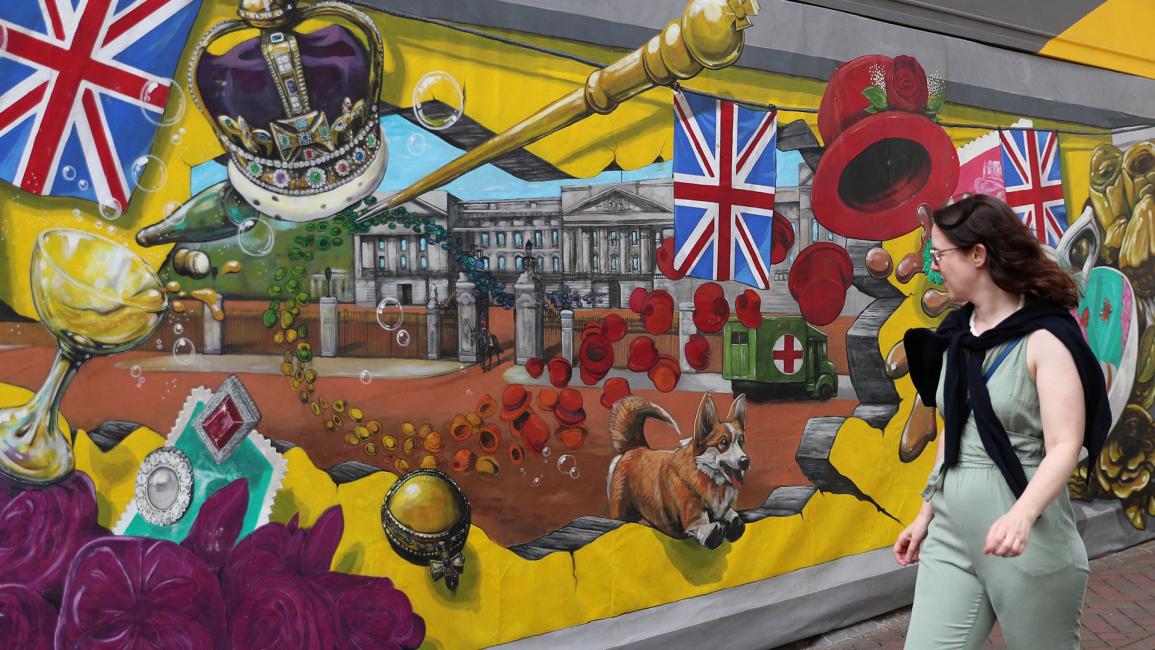 رسم على الجدران احتفالاً بيوبيل الملكة البلاتيني (بيتر نيكولز/رويترز)