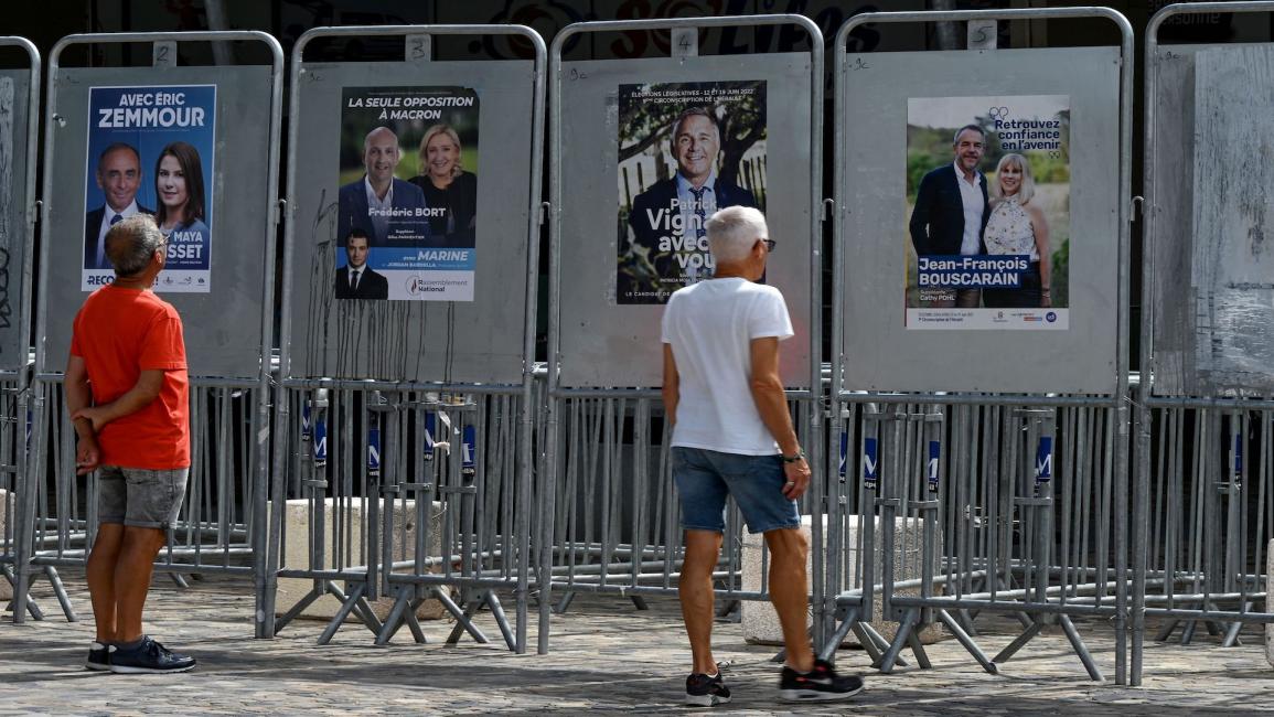ملصقات انتخابية لمرشحين في الدائرة التاسعة لمقاطعة هيرولت بجنوب فرنسا ، في 8 يونيو 2022 في مونبلييه/ فرانس برس