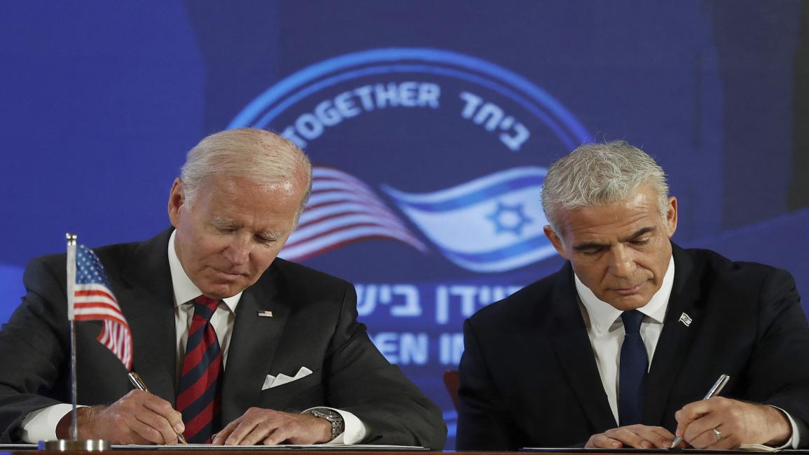 الرئيس الأميركي جو بايدن ويائير لبيد يوقعان إعلان القدس (14/7/2022/ فرانس برس)