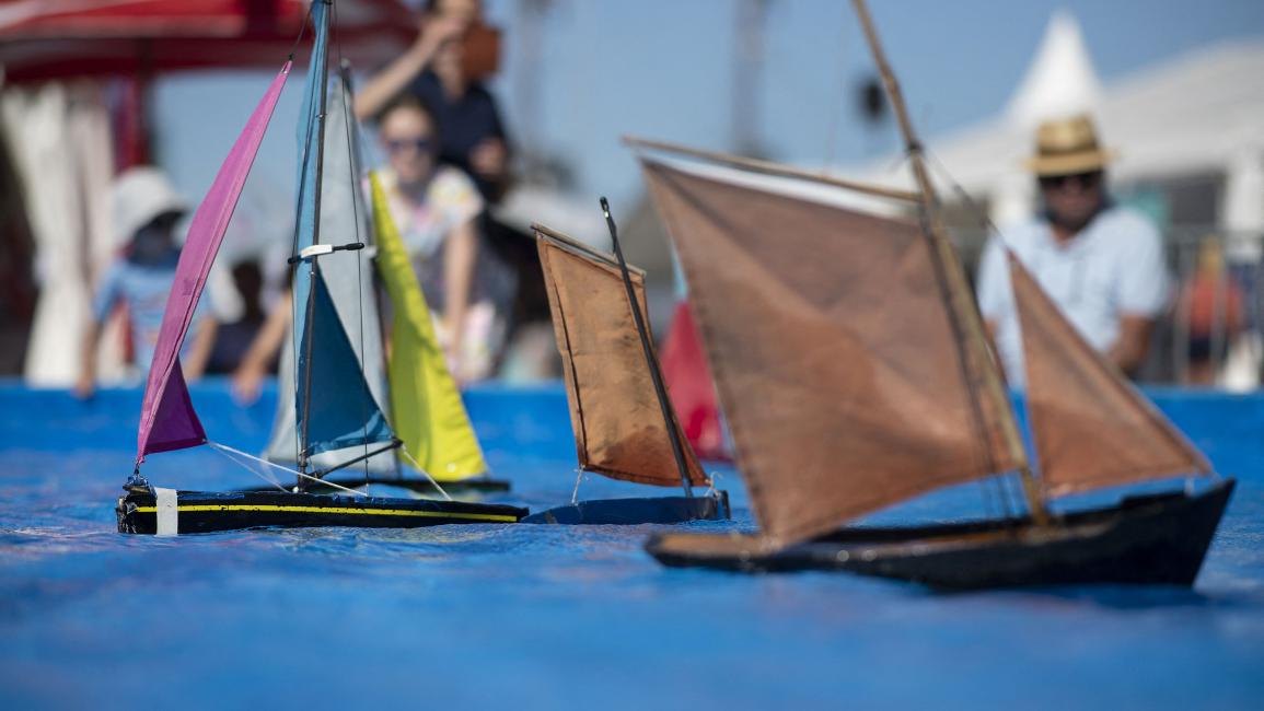 قوارب خشبية خلال مهرجان في فرنسا (فريد تانو/ فرانس برس)
