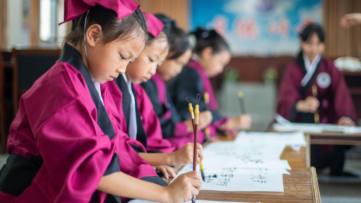 يتعلمن فن الخط في الصين (كوستوفو/ Getty)