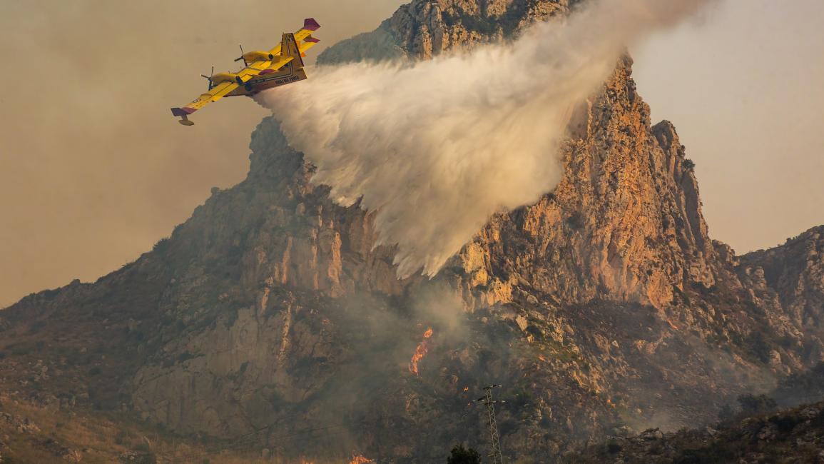 طائرات تشارك بجهود الإطفاء في إيطاليا (أنطونيو كاسيو/Getty)