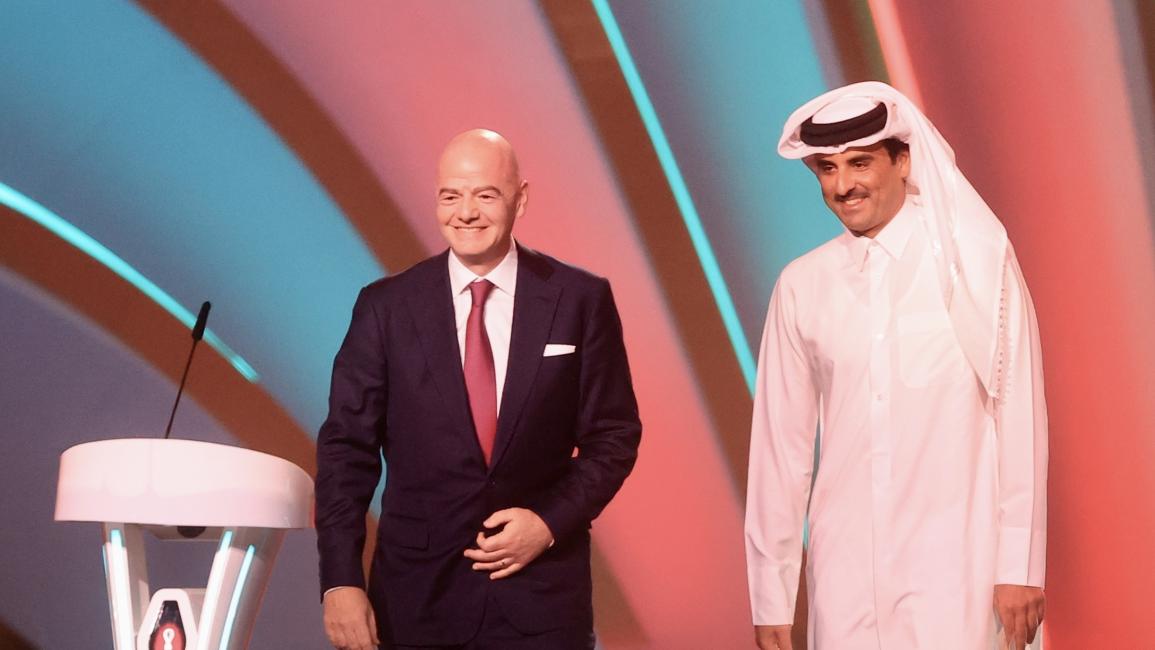أمير قطر مع رئيس الفيفا خلال قرعة المونديال (محمد دبوس/ الأناضول)