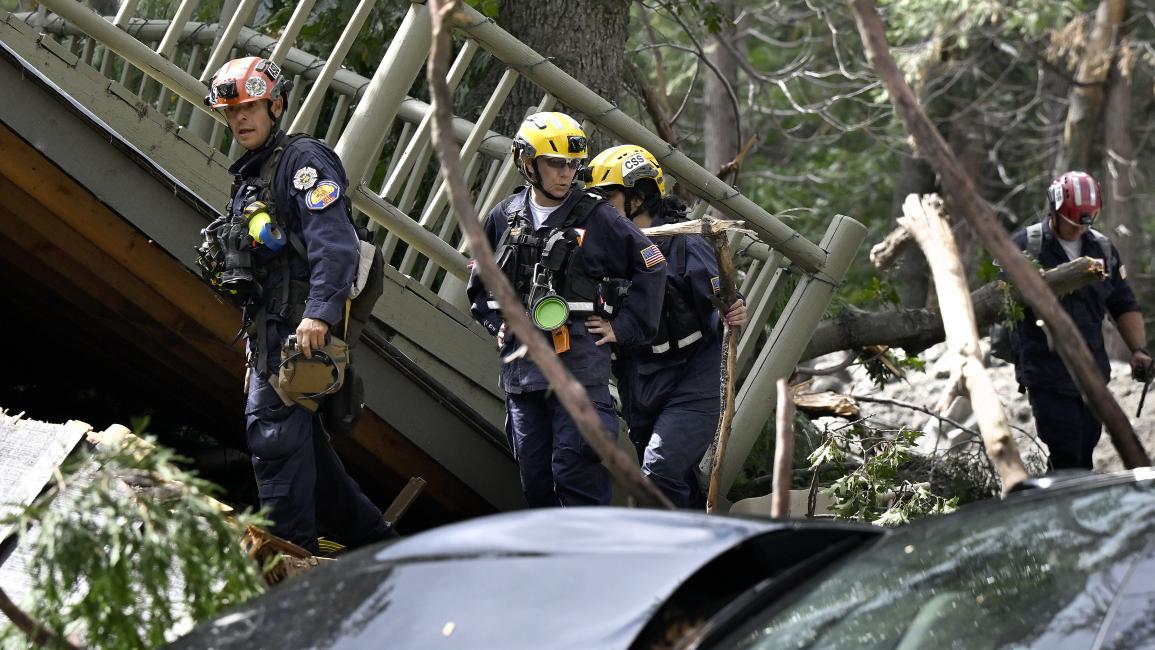 عناصر الإنقاذ يبحثون عن مفقودين في فيضانات كاليفورنيا (ويل ليستر/Getty)