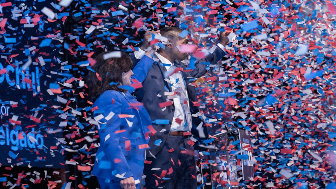 مرشحا الحزب الديمقراطي كاثي هوكول وانطونيو ديلجادو يحتفلان بفوزهما في نيويورك في 9/11/2022 (Getty)