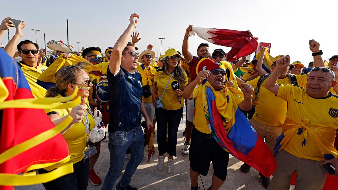 مشجعو الإكوادور خارج الملعب قبل المباراة (حمد بن محمد/رويترز)