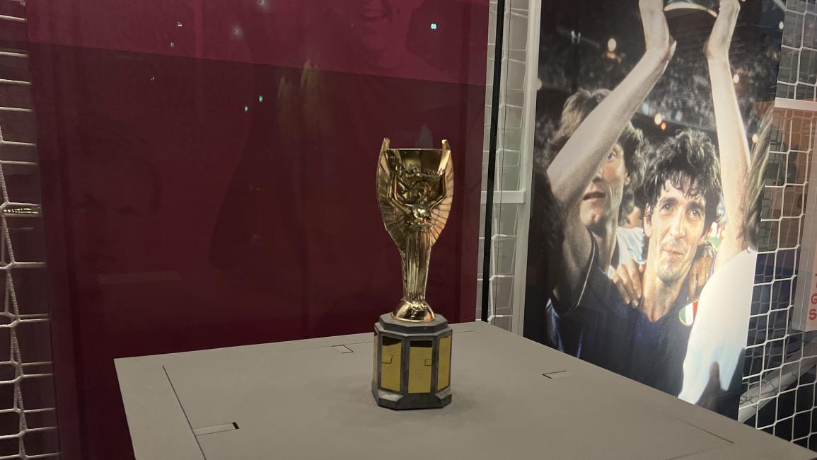 المعرض يصطحب زواره في رحلة عبر بدايات وتاريخ كرة القدم وأصول كأس العالم (عبد الله كسواني/ الأناضول)