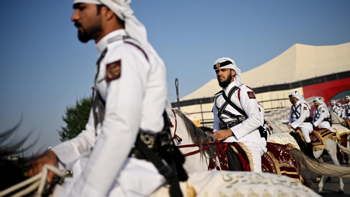 الحرس الأميري خارج الملعب قبل المباراة  (عمرو عبد الله دلش/رويترز)
