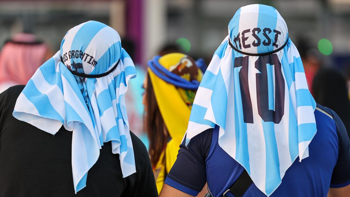 مشجعو الأرجنتين يرتدون غطاء الرأس العربي التقليدي وعليه اسم ميسي (ماثيو أشتون/ Getty)