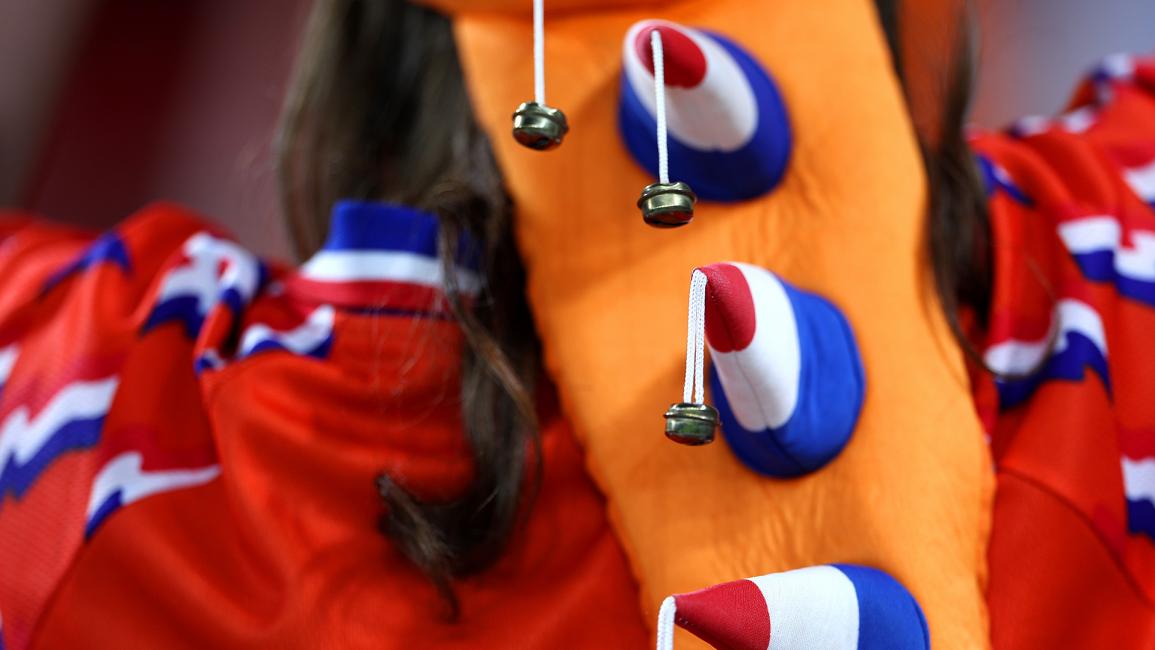 لباس فاخر لمشجعي هولندا خلال مباراة السنغال وهولندا (دين موتاروبولوس / Getty)