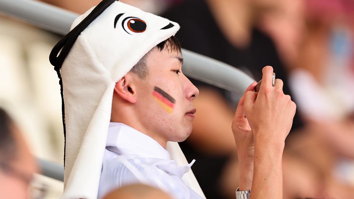 مشجع من اليابان مرتدياً رداء رأس لعّيب (روبي جاي بارات/ Getty)