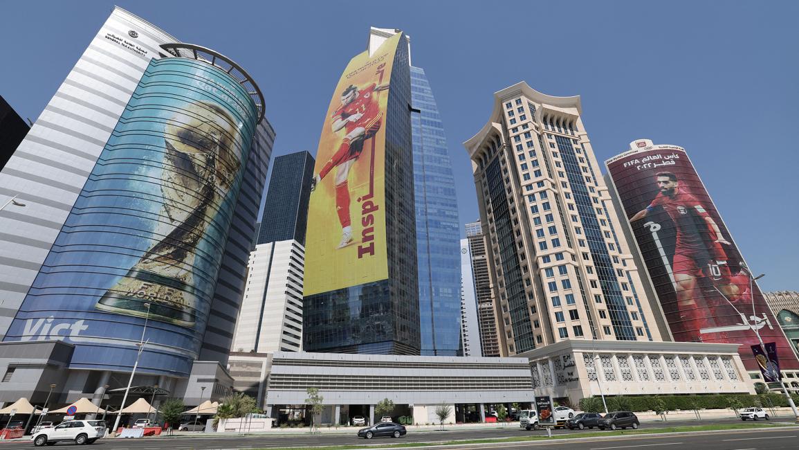 تواجدت صورة غاريث بيل نجم ويلز وحسن الهيدوس قائد منتخب قطر على حوائط الأبنية (Getty)