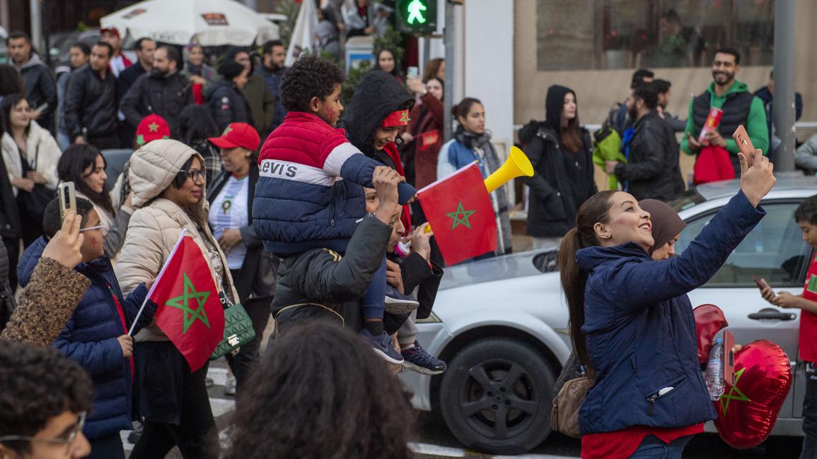 خرج آلاف المغاربة إلى الشوارع للاحتفال بمجرد انتهاء المباراة (جلال مورشيدي/الأناضول)
