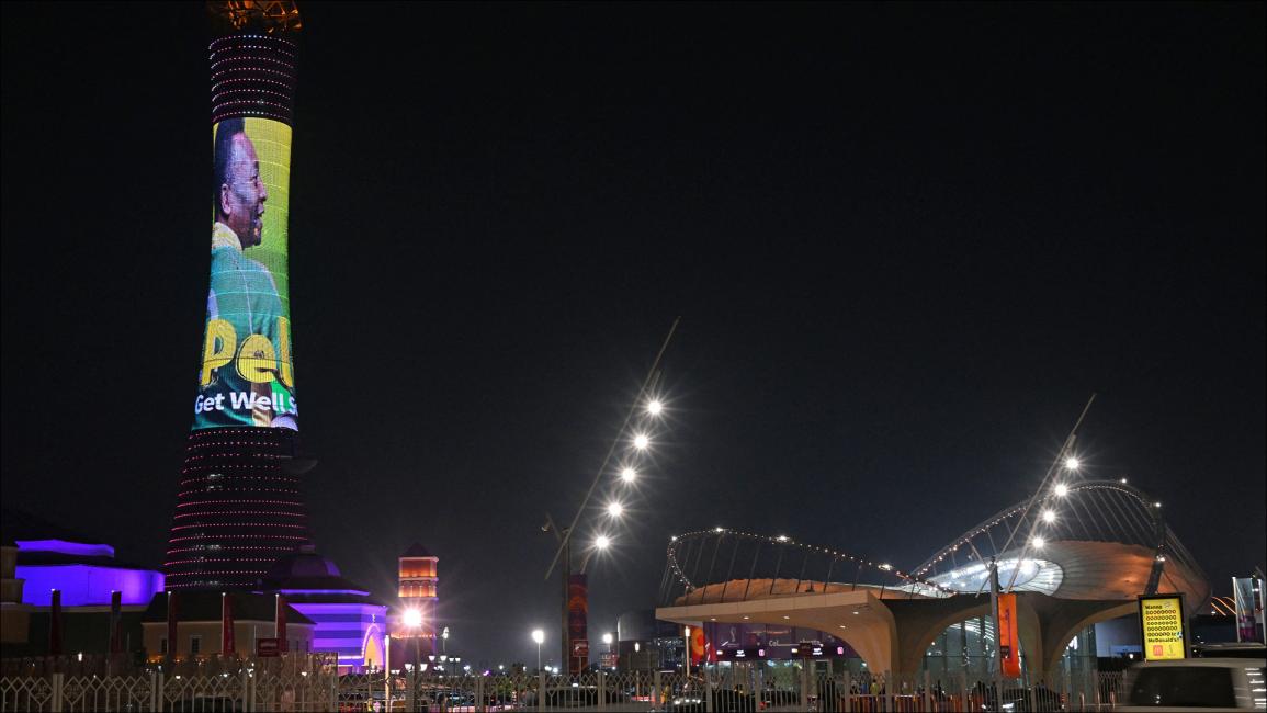 إضاءة أبراج وملاعب وجداريات في مونديال قطر: "تعافَ قريباً بيليه"