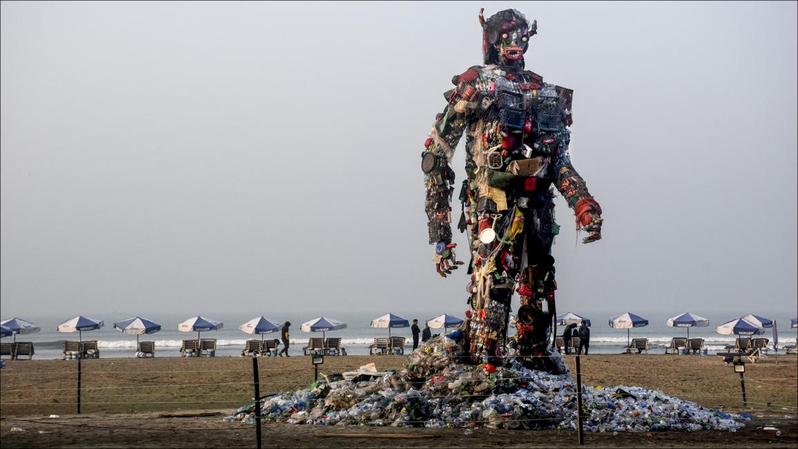 "وحش النفايات" في بنغلاديش لزيادة الوعي البيئي