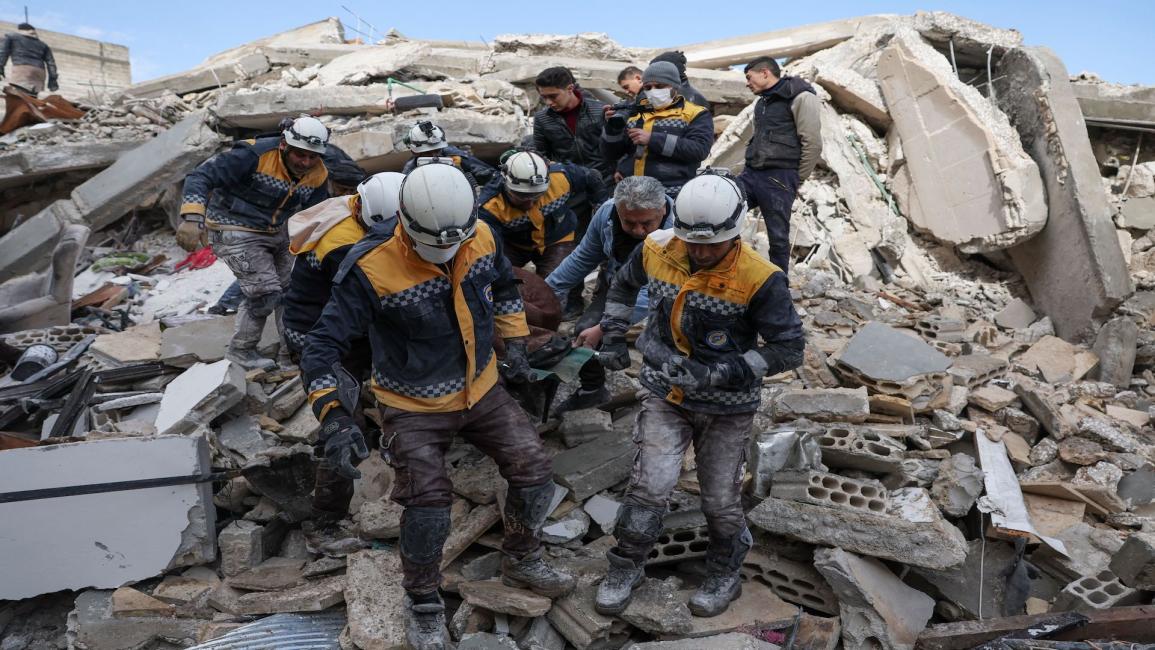 ينقلون مصابين من بين أنقاض المباني بعد الزلزال في قرية عزمارين بمحافظة إدلب في 7/2/2023 (Getty)