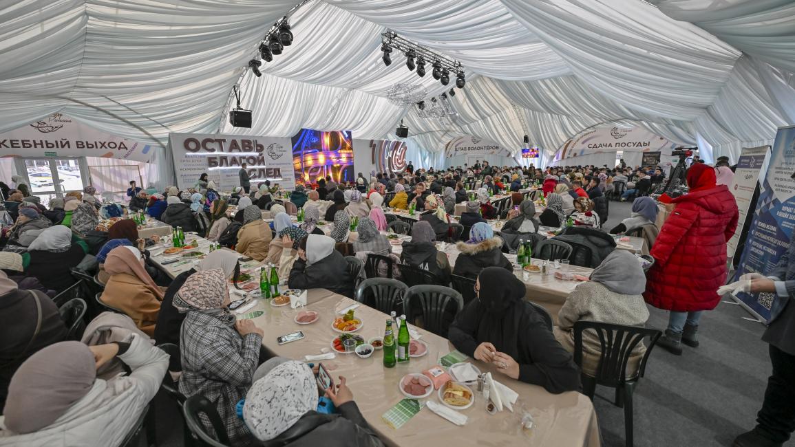 خيمة إفطار جماعي في موسكو (سيفا كاراكان/الأناضول)