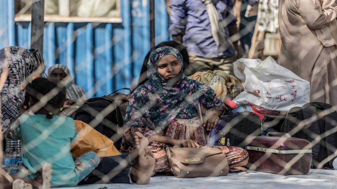 لاجئة من السودان عبرت الحدود إلى المتمة الإثيوبية في 4 /5 /2023 (فرانس برس)